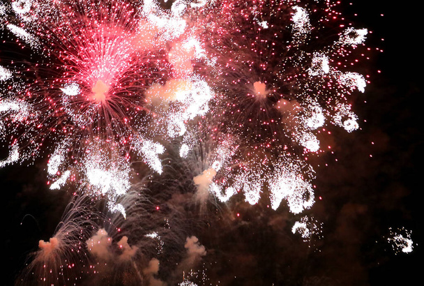 värikäs tulinen kipinöitä valtava ilotulitus yöllä juhlia - Valokuva, kuva