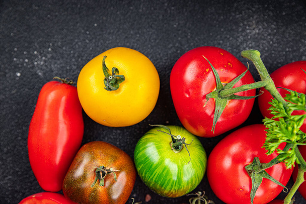 tomate fresco surtido tomates maduros fruta cosecha tipo rojo, amarillo, verde comida de la comida vegetal snack en la mesa copiar espacio alimentos fondo rústico vista superior - Foto, imagen