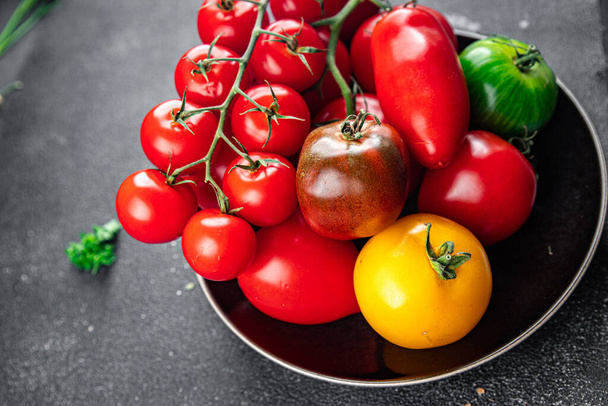 Свежие помидоры сорта зрелых фруктов сорта красный, желтый, зеленый овощной еды закуски на столе копировать пространство пространства еды фон деревенский вид сверху - Фото, изображение