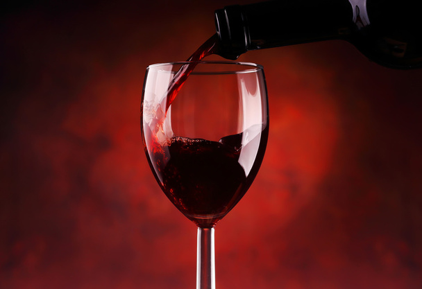 Наливание красного вина - Фото, изображение