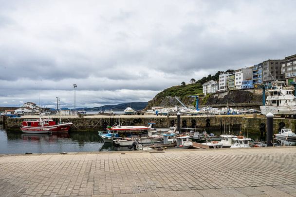 Malpica, Espagne - 24 juin 2023 : Port de Malpica de Bergantinos, Costa da Morte, Galice, Espagne. Petits bateaux et bateaux de pêche dans le port de Malpica, à proximité du marché aux poissons. - Photo, image
