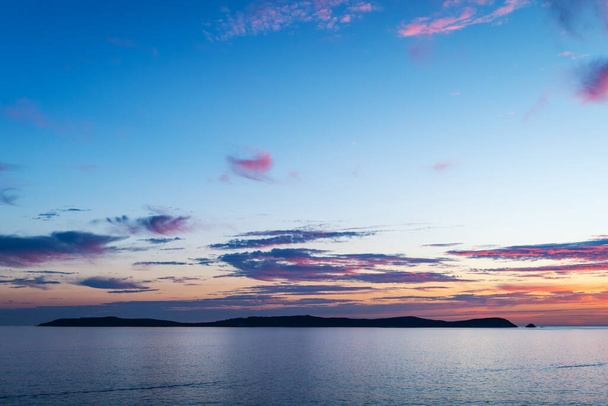 Zachód słońca padający nad Ons Island w Galicji, Hiszpania, widziany z powietrza. Wyspa ta została uznana przez Unię Europejską za obszar specjalnej ochrony życia ptaków w 2001 r., a rok później stała się częścią Parku Narodowego Galicja na Wyspach Atlantyckich. - Zdjęcie, obraz