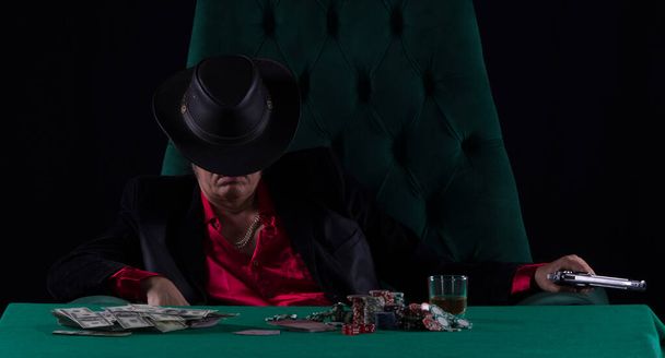 Spieler, Pokerspieler, Krimineller mit Waffe - Foto, Bild
