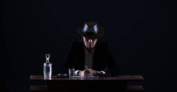 portret van een detective in het kantoor aan tafel - Foto, afbeelding