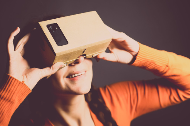 Virtuelle Realität aus Pappe - Foto, Bild