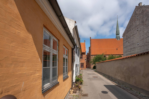 Calle Elsinore con la Iglesia de Santa María - Helsingor, Dinamarca - Foto, Imagen