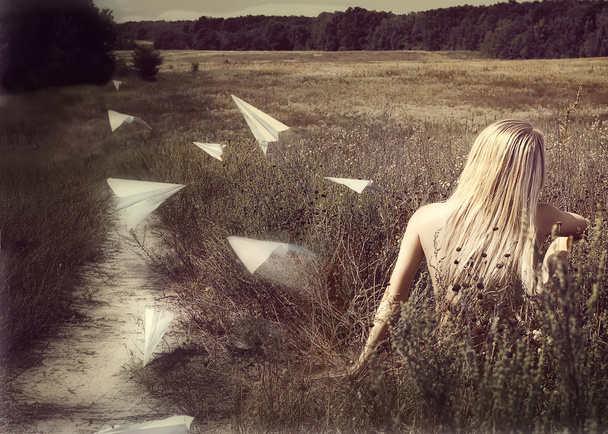 Ретро листівка з красою молода жінка в полі з паперовими площинами в небі
 - Фото, зображення