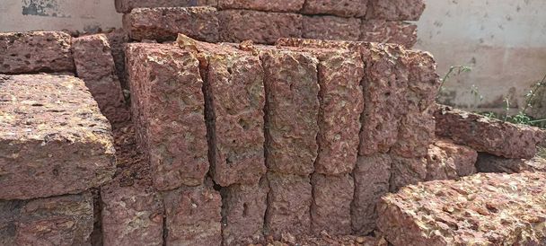 Blocos de tijolos feitos de pedra laterita. Popularmente usado para decorar jardins. - Foto, Imagem