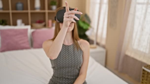 Młoda blondynka zdejmuje okulary wirtualnej rzeczywistości zrelaksowany na łóżku w sypialni - Materiał filmowy, wideo