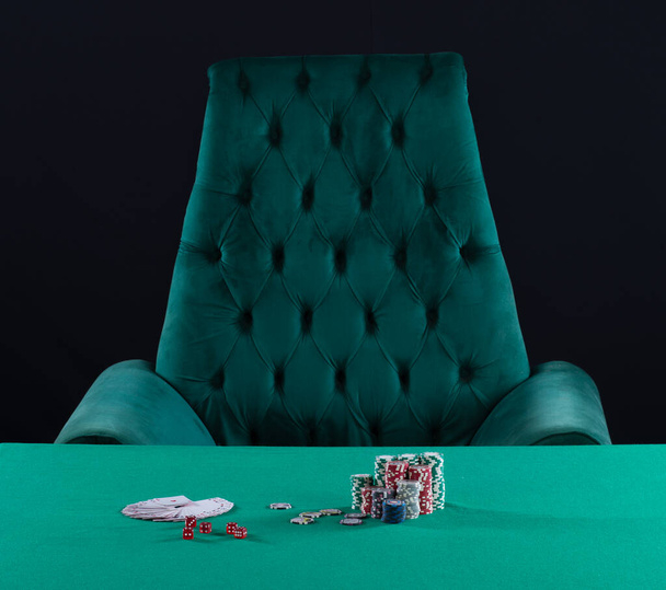 jetons de jeu et cartes à jouer sur une table de carte verte dans un casino - Photo, image