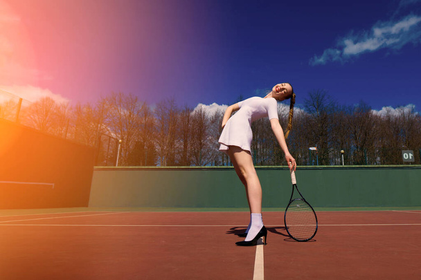 Сексуальна дівчина тенісистка в білій сукні і підбори тримає тенісну ракетку на дворі. Молода жінка грає в теніс, спорт
 - Фото, зображення