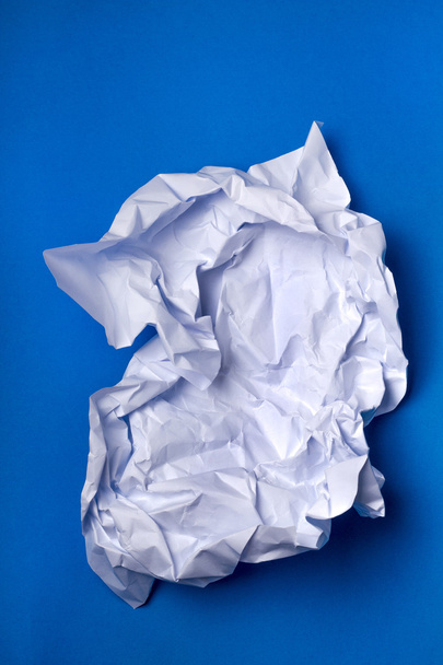 Pièce de papier blanc froissé
 - Photo, image