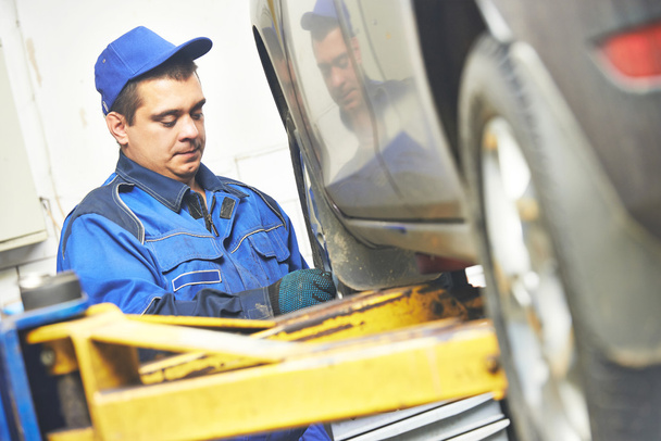 Mécanicien automobile réparateur au travail
 - Photo, image