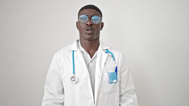 Afrikkalainen amerikkalainen mies lääkäri hymyilee luottavainen puhuminen yli eristetty valkoinen tausta - Materiaali, video