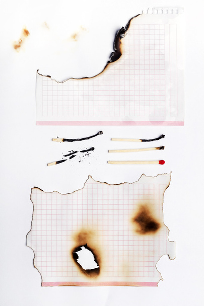 Ανάμικτο χαρτί βρώμικο με καμένα και άνθρακα σήματα - Φωτογραφία, εικόνα