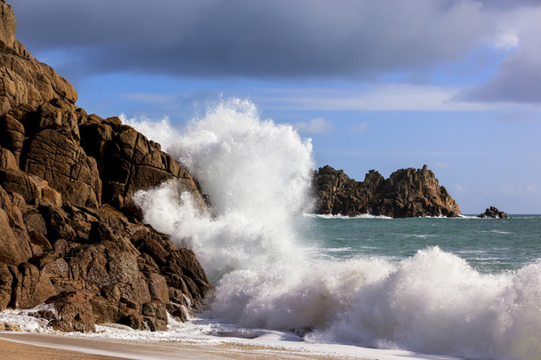 Összeomlik a sziklákon Cornwall Anglia hullám - Fotó, kép