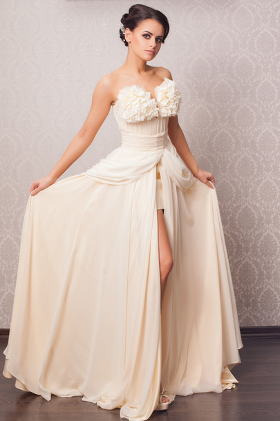Beautiful and fashion bride in luxury interior - Fotografie, Obrázek