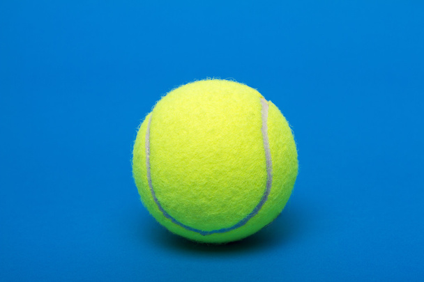 Bola de ténis isolada
 - Foto, Imagem