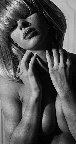 Portrait noir et blanc d'une femme nue
 - Photo, image