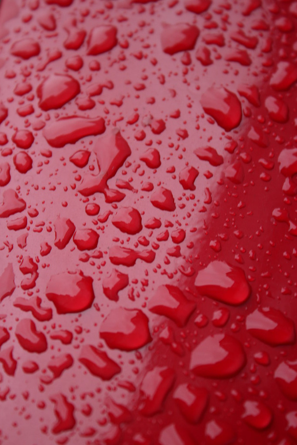 краплі води на червоному тлі
 - Фото, зображення
