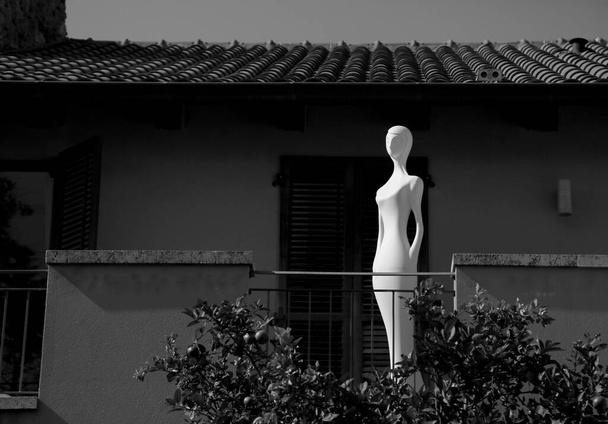Valokuvaus teema kaunis valkoinen alaston mallinukke, vale nainen talon taustalla, kuva koostuu alasti mallinukke ulkona, naaras nukke puolella näkymä, alasti mallinukke muovista naisten nukke - Valokuva, kuva