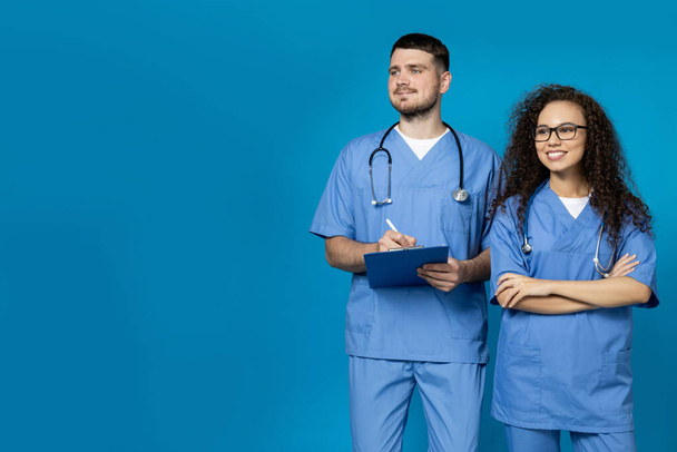 Médicos hombres y mujeres en uniformes azules - Foto, Imagen