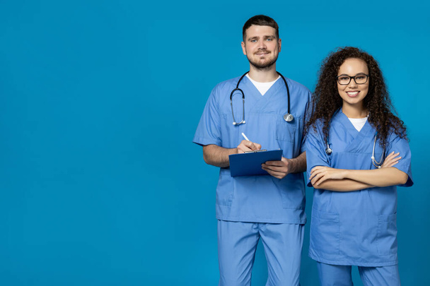 Médecins hommes et femmes en uniformes bleus - Photo, image