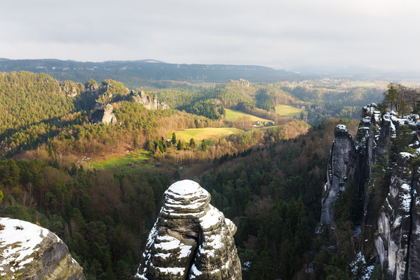 Rochas perto do famoso Bastei na Saxônia suíça
 - Foto, Imagem