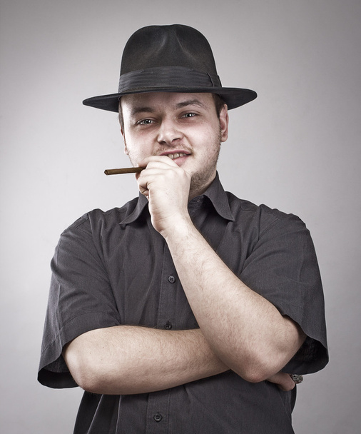 Gangster look met hoed en sigaar - Foto, afbeelding