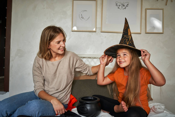 Kaukasische moeder en dochter voor Halloween feest - Foto, afbeelding