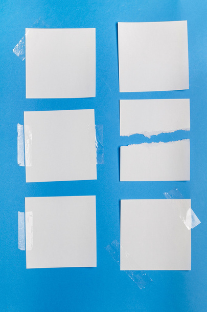 Несколько бумажных заметок с липкой лентой
 - Фото, изображение