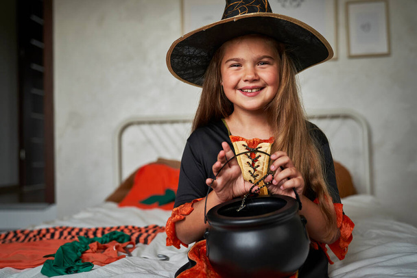 Ritratto di bambina in età elementare in costume da strega  - Foto, immagini