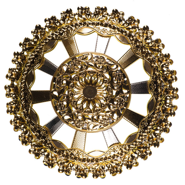 kultainen pyöreä koriste-elementti eristetty valkoisella taustalla - Valokuva, kuva