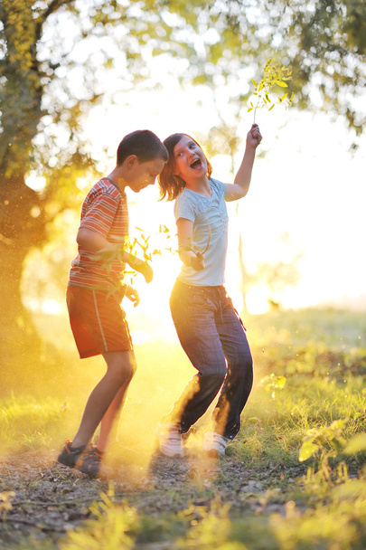 Los niños juegan contra el sol
 - Foto, Imagen