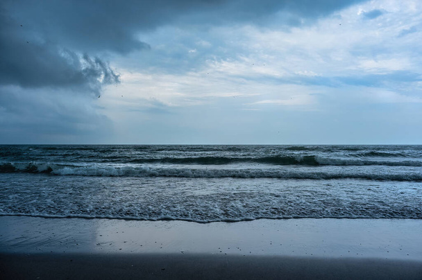 Η σκοτεινή και απειλητική θάλασσα προοιωνίζει την άφιξη μιας καταιγίδας - Φωτογραφία, εικόνα