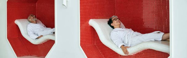 spa retraite concept, blij volwassen paar in witte gewaden en glazen rusten op ligstoelen, banner - Foto, afbeelding