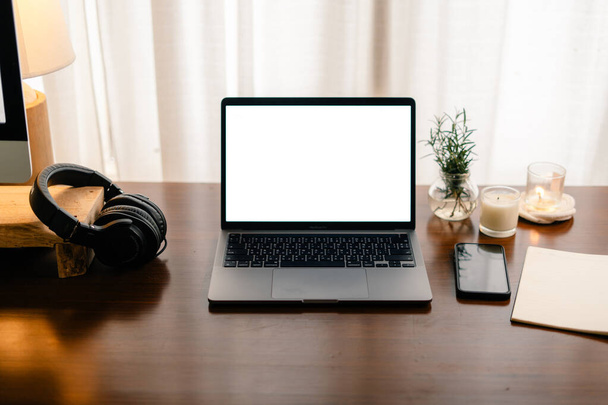 Ноутбук с чистым экраном на деревянном столе в доме - Фото, изображение