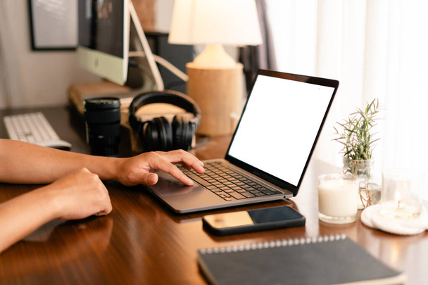 εργασία σε φορητό υπολογιστή με λευκή οθόνη στο γραφείο στο σπίτι - Φωτογραφία, εικόνα
