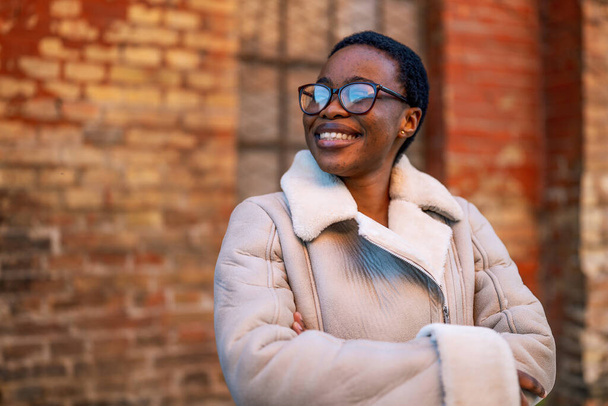 Ulkona muotokuva onnellinen hymyilevä afrikkalainen-amerikkalainen nainen. - Valokuva, kuva