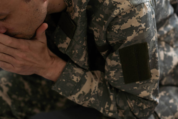 Portret van een zielige, wanhopige militaire man van middelbare leeftijd. Gehandicapte soldaat die lijdt aan depressie psychologisch trauma. PTSS-concept. Hoge kwaliteit foto - Foto, afbeelding