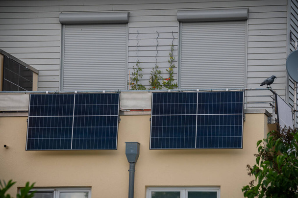 Parveke aurinkovoimala ympäristöystävällinen käyttää uusiutuvaa energiaa. Aurinkovoimala parvekkeella tuottaa vihreää sähköenergiaa kotiin.  - Valokuva, kuva