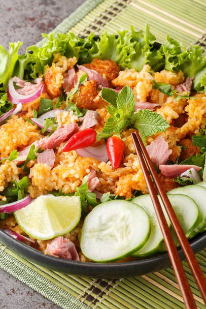 Laotański Nam Khao Chrupiące Sałatka ryżowa zbliżenie na talerzu na stole. Vertica - Zdjęcie, obraz