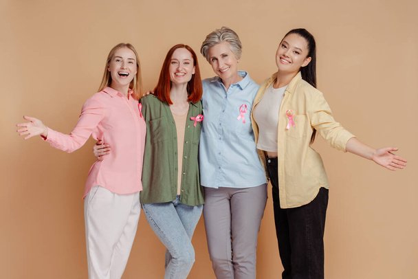 Група жінок у рожевій стрічці ізольована на фоні. Охорона здоров'я. Розуміння раку молочної залози - Фото, зображення
