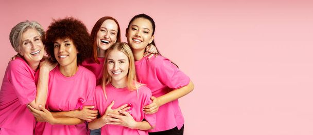 Arka planda pembe kurdeleli gülümseyen kadınlar, kopyalama alanı. Göğüs kanseri farkındalığı ayı  - Fotoğraf, Görsel