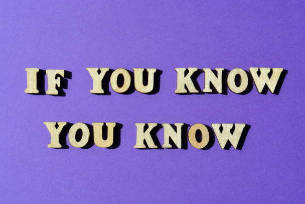 Als je weet dat je weet, woorden in houten alfabet letters geïsoleerd op paarse achtergrond - Foto, afbeelding