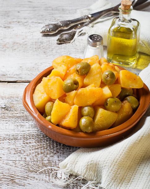 Dušené brambory s olivami a rajčaty - Fotografie, Obrázek