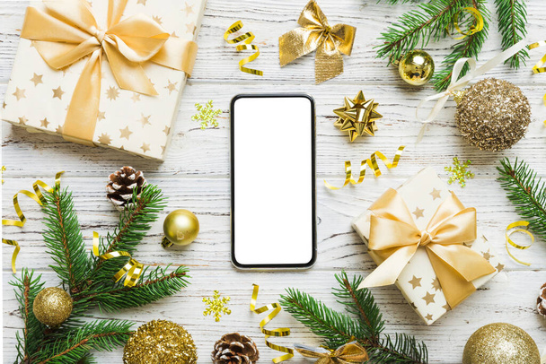 Ψηφιακό τηλέφωνο mock up με ρουστίκ χριστουγεννιάτικα στολίδια για την παρουσίαση app top view με κενό χώρο για το σχεδιασμό σας. Χριστούγεννα σε απευθείας σύνδεση έννοια ψώνια. Tablet με χώρο αντίγραφο σε έγχρωμο φόντο. - Φωτογραφία, εικόνα
