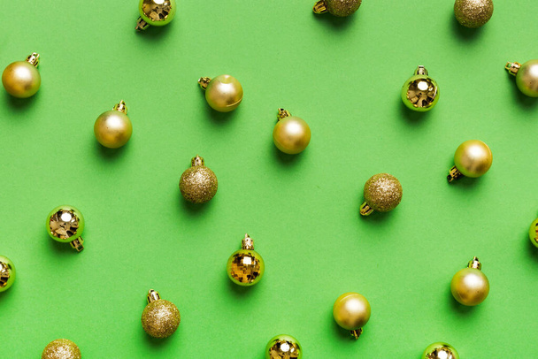Christmas composition. a pattern of christmas balls on colored background. Flat lay, top view New year decor. - Foto, afbeelding