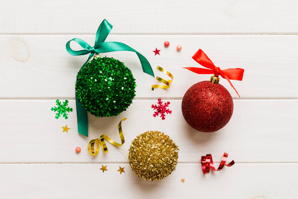 Christmas ball on colored background. decoration bauble with ribbon bow with copy space. - Foto, Bild
