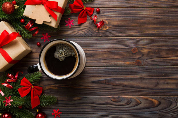 Finom friss ünnepi reggeli kávé egy kerámia csésze kis csomagolt ajándékok, dísz és Xmas játék. Egy csésze kávé és újévi játékok. - Fotó, kép